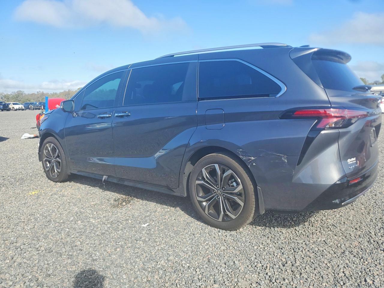 2025 Toyota Sienna Platinum 7-Passenger - Фото 2