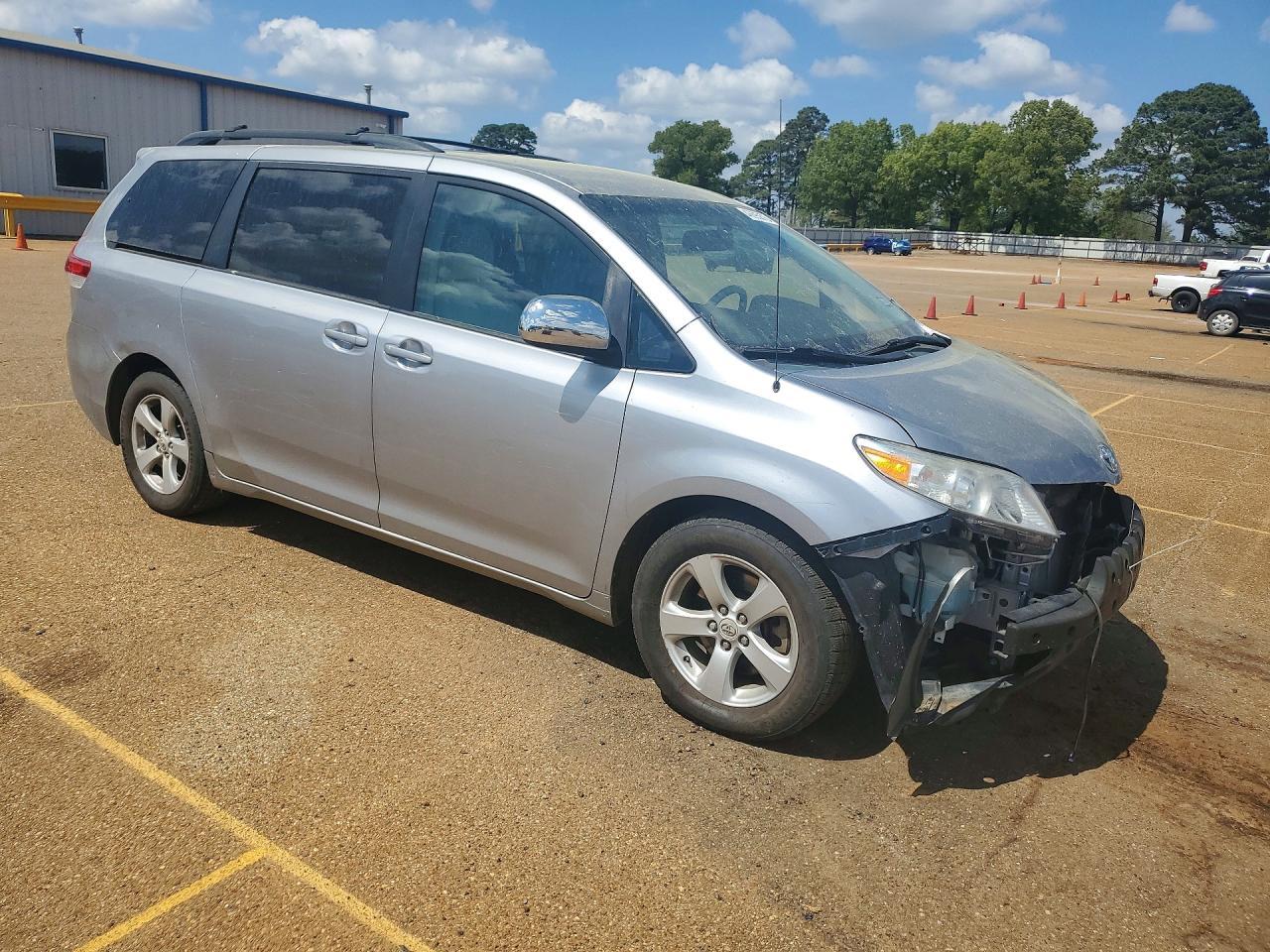 2011 Toyota Sienna Le 8-Passenger - Фото 4