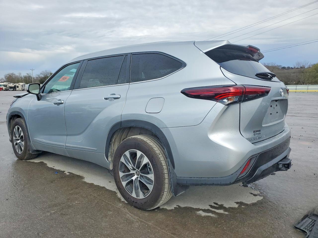 2025 Toyota Highlander Xle - Image 2