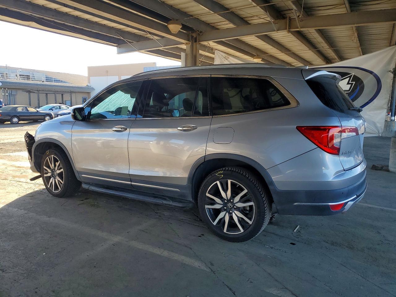 2019 Honda Pilot Touring - Image 2