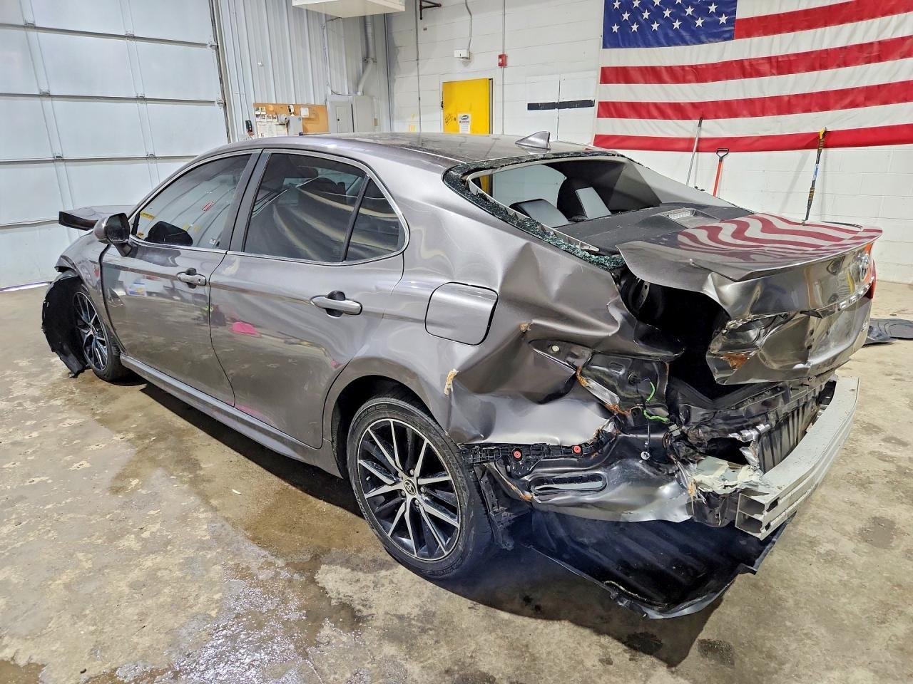 2021 Toyota Camry Se - Фото 2