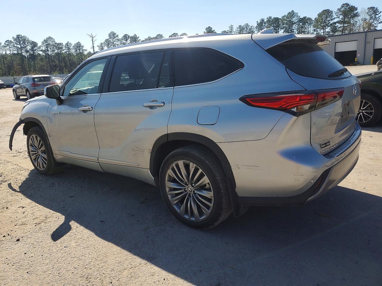 2021 Toyota Highlander Hybrid Platinum - Image 2