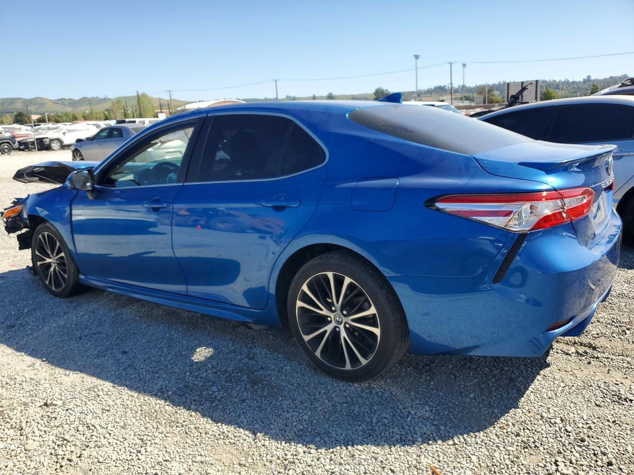 2020 Toyota Camry Se - Фото 2