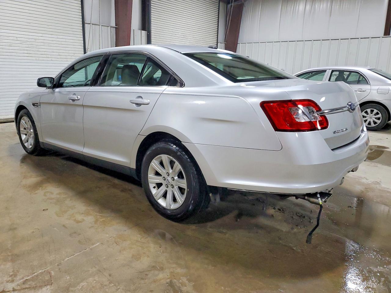 2010 Ford Taurus Se - Image 2
