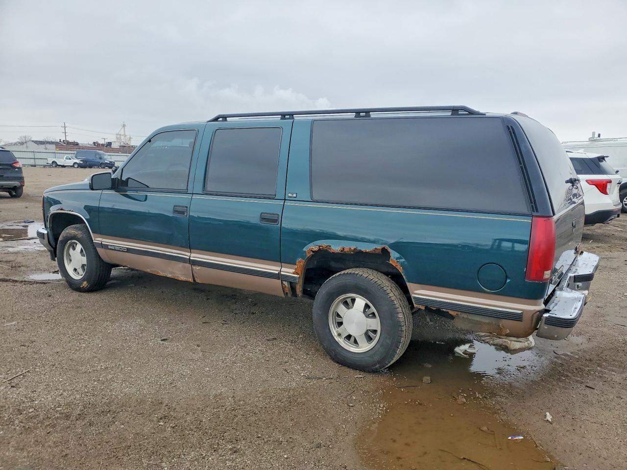 1996 GMC Suburban C1500 - Image 2