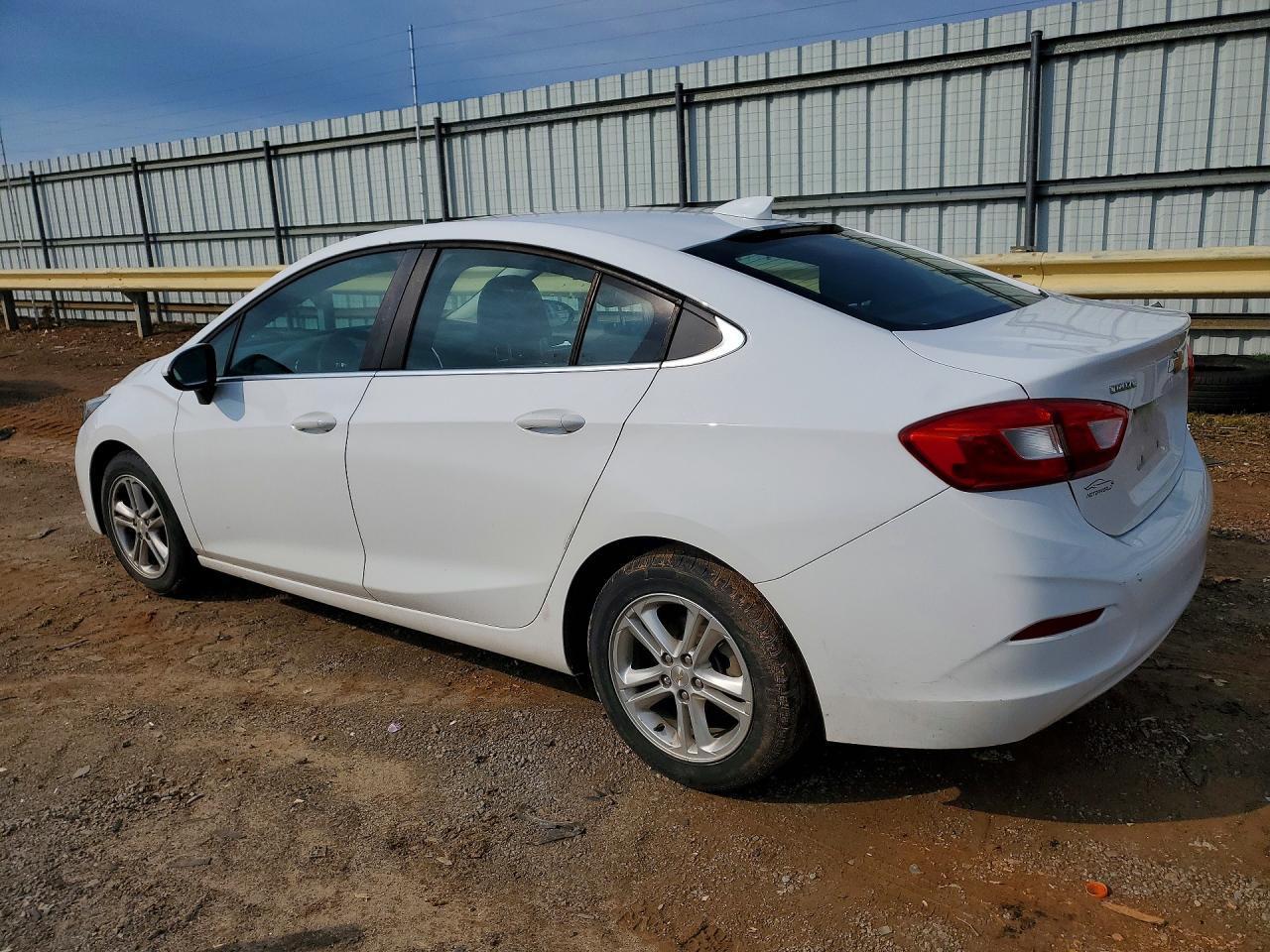 2018 Chevrolet Cruze Lt - Image 2