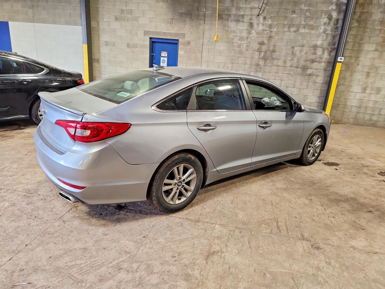 2017 Hyundai Sonata Base - Image 3