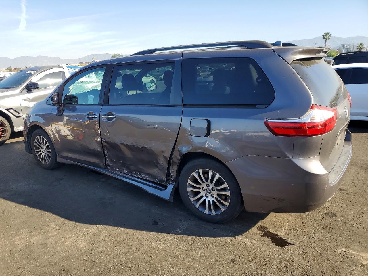 2019 Toyota Sienna Xle 8-Passenger - Фото 2