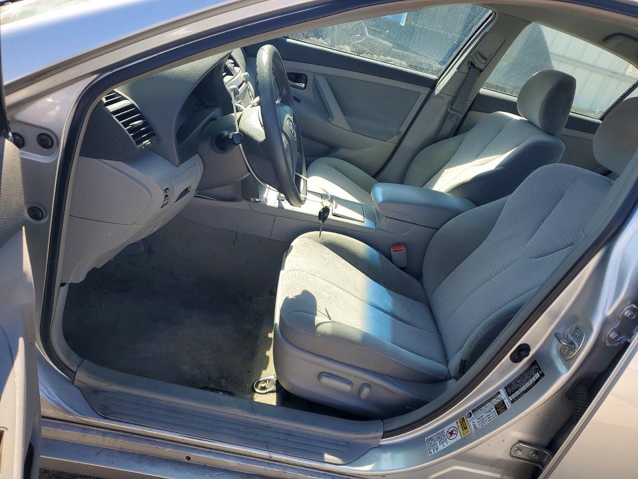 2010 Toyota Camry Le - Фото 7