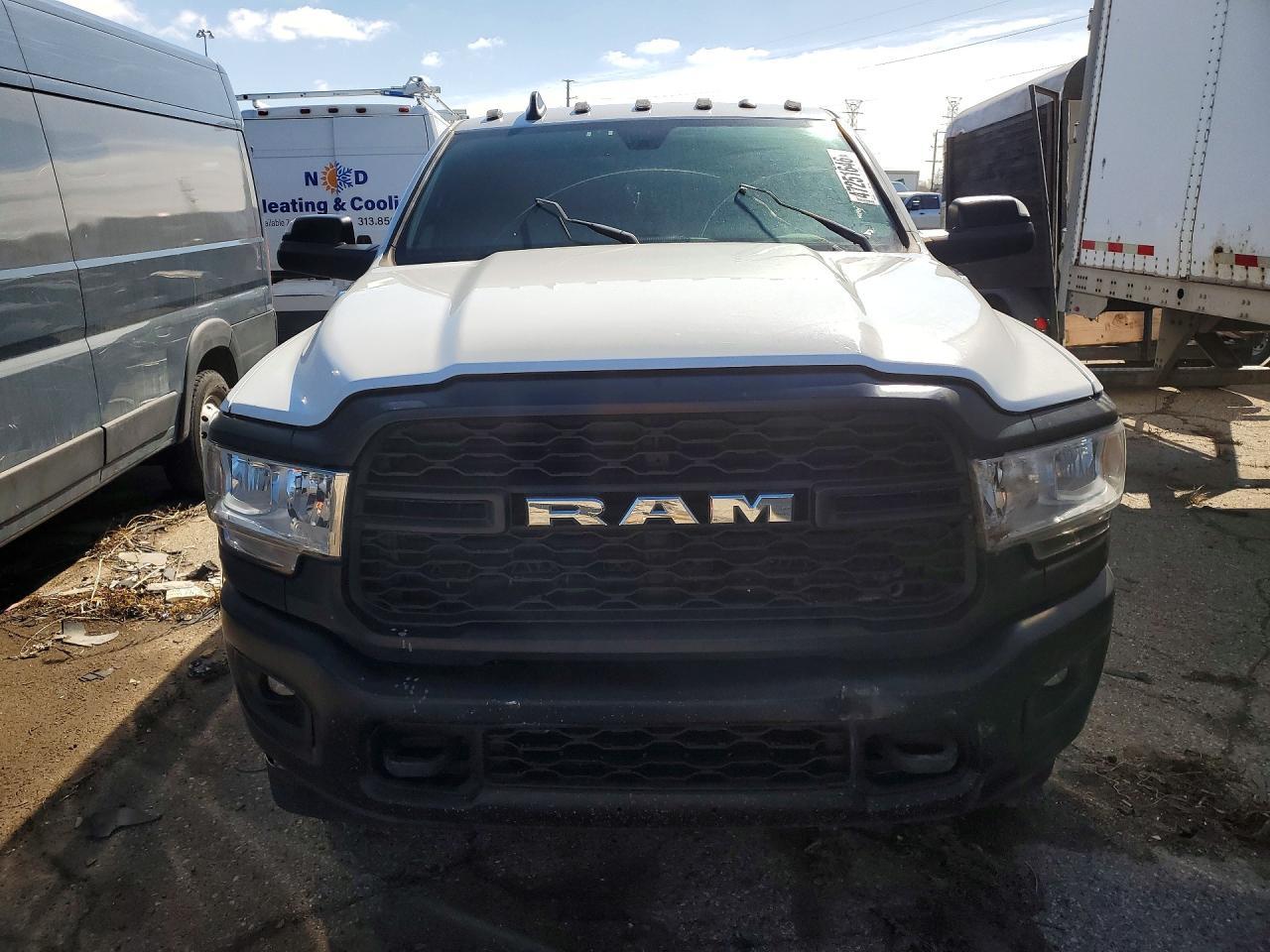 2022 Ram 3500 Truck Cab And Chassis - Фото 5