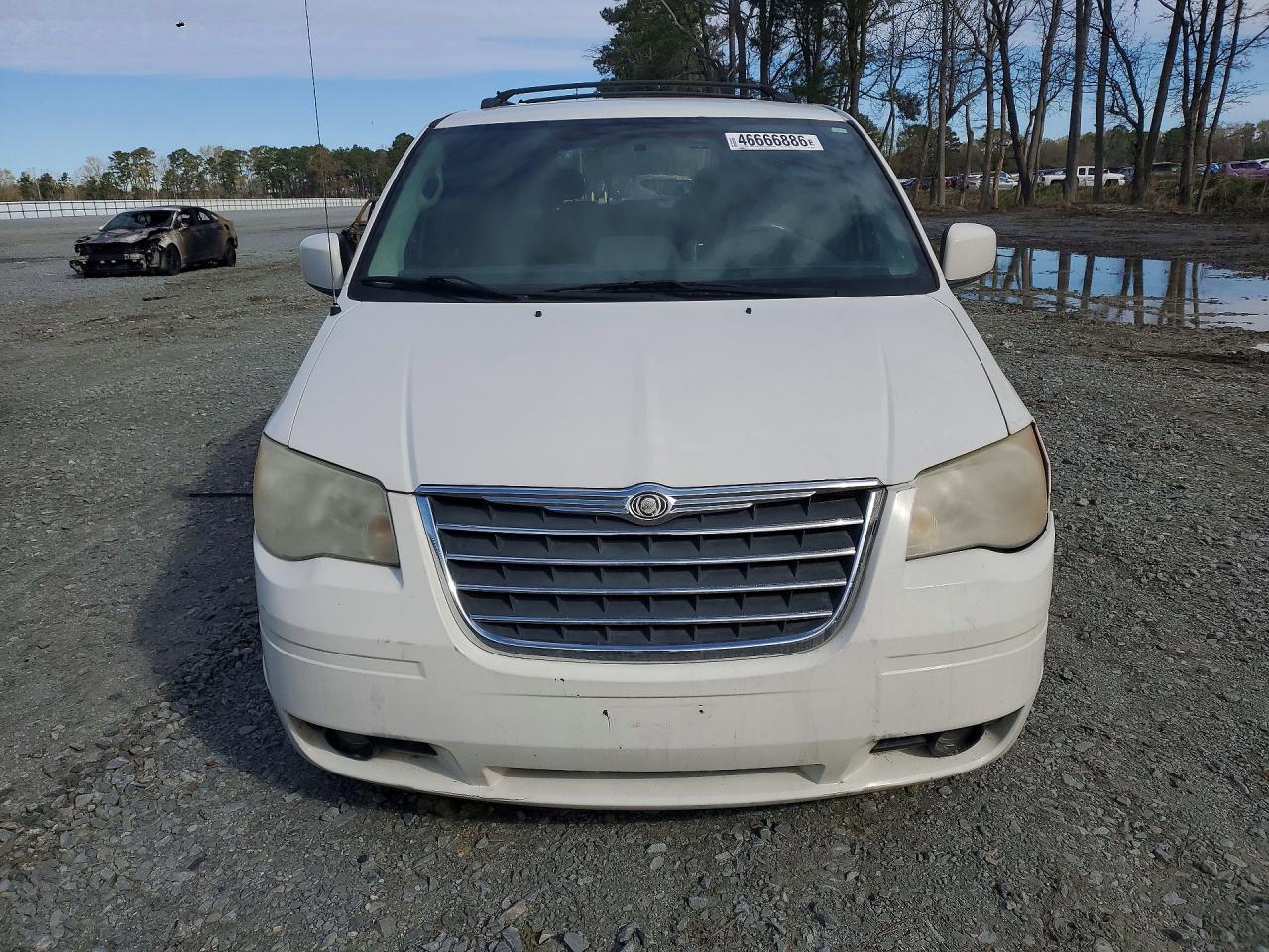 2010 Chrysler Town & Country Touring - Фото 5