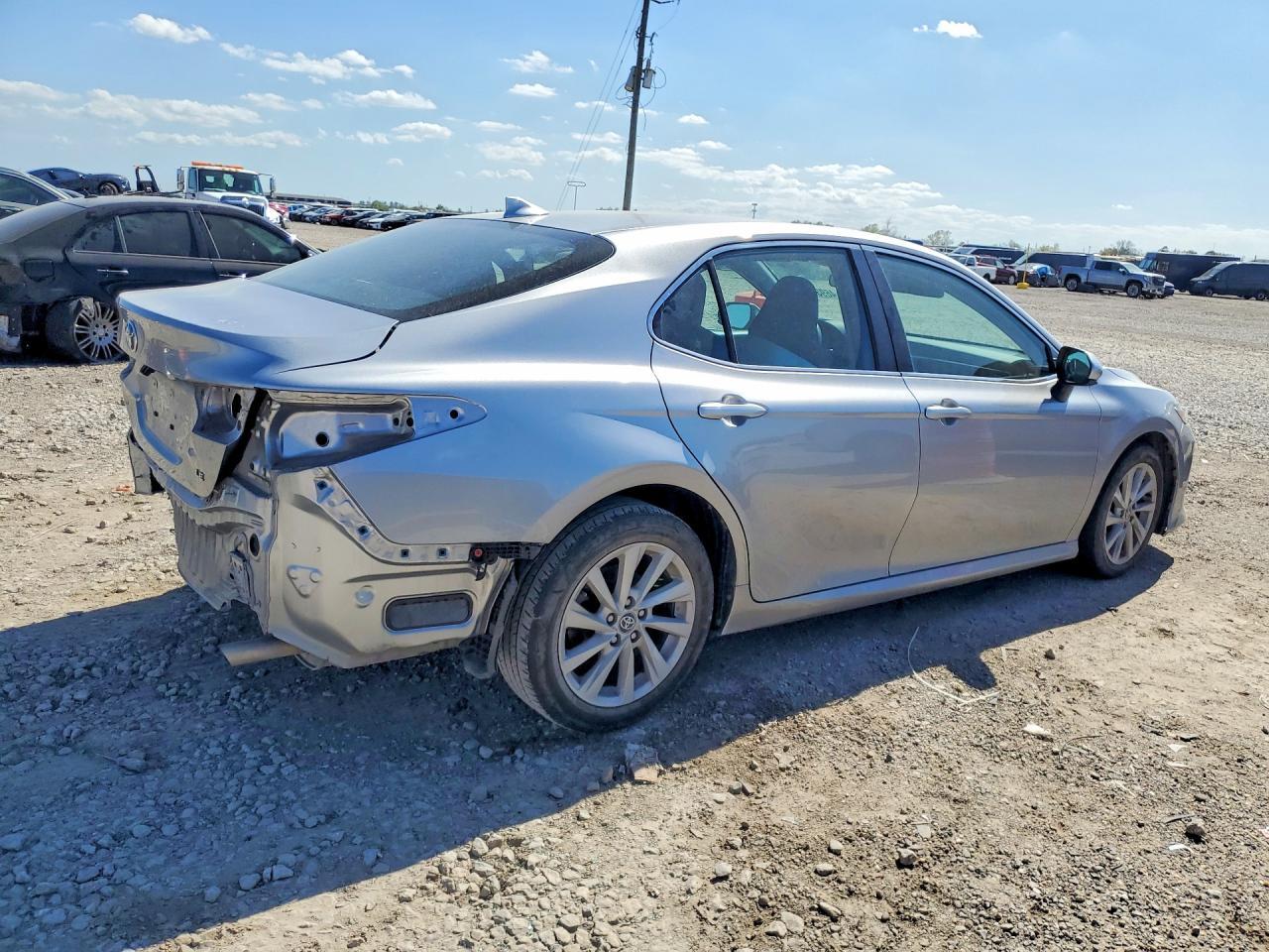 2023 Toyota Camry Le - Фото 3