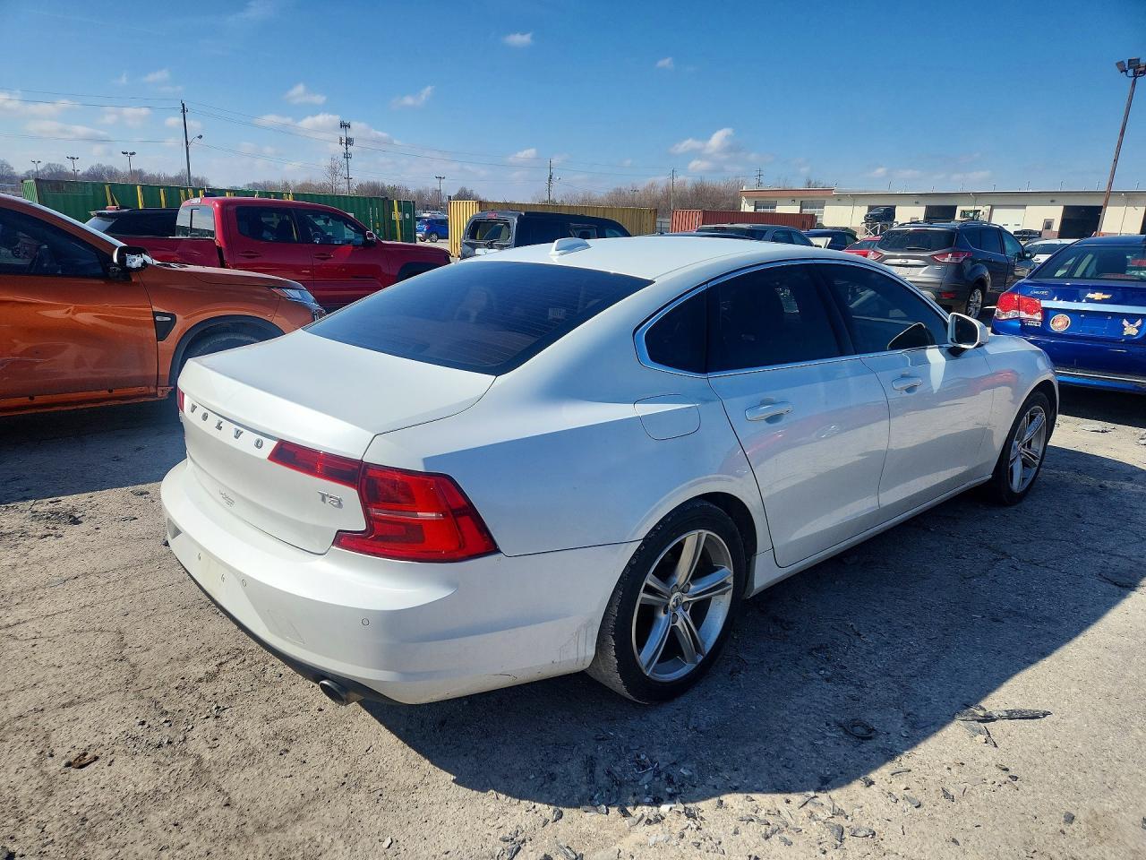 2017 Volvo S90 T5 Momentum - Фото 3