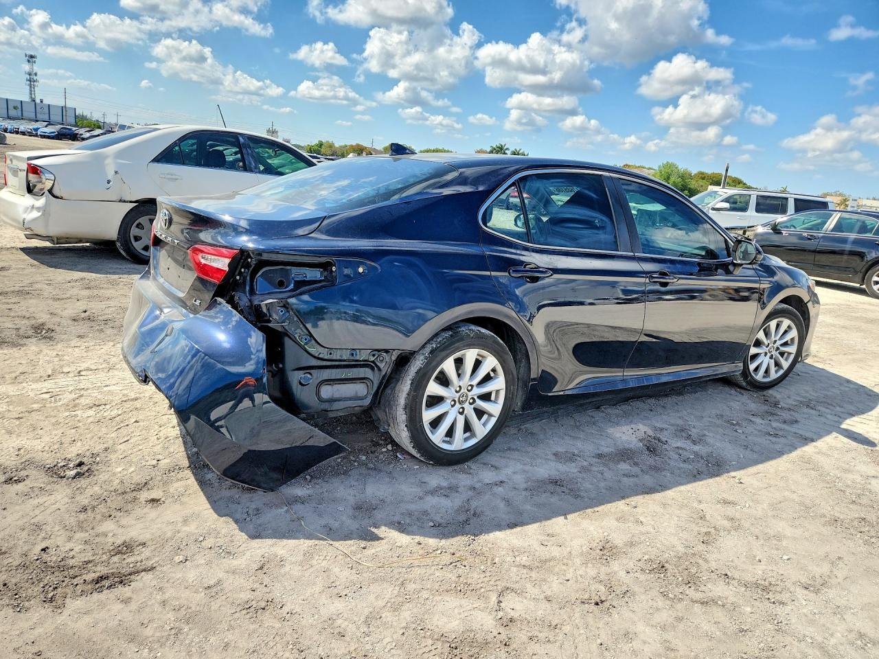 2020 Toyota Camry Le - Фото 3