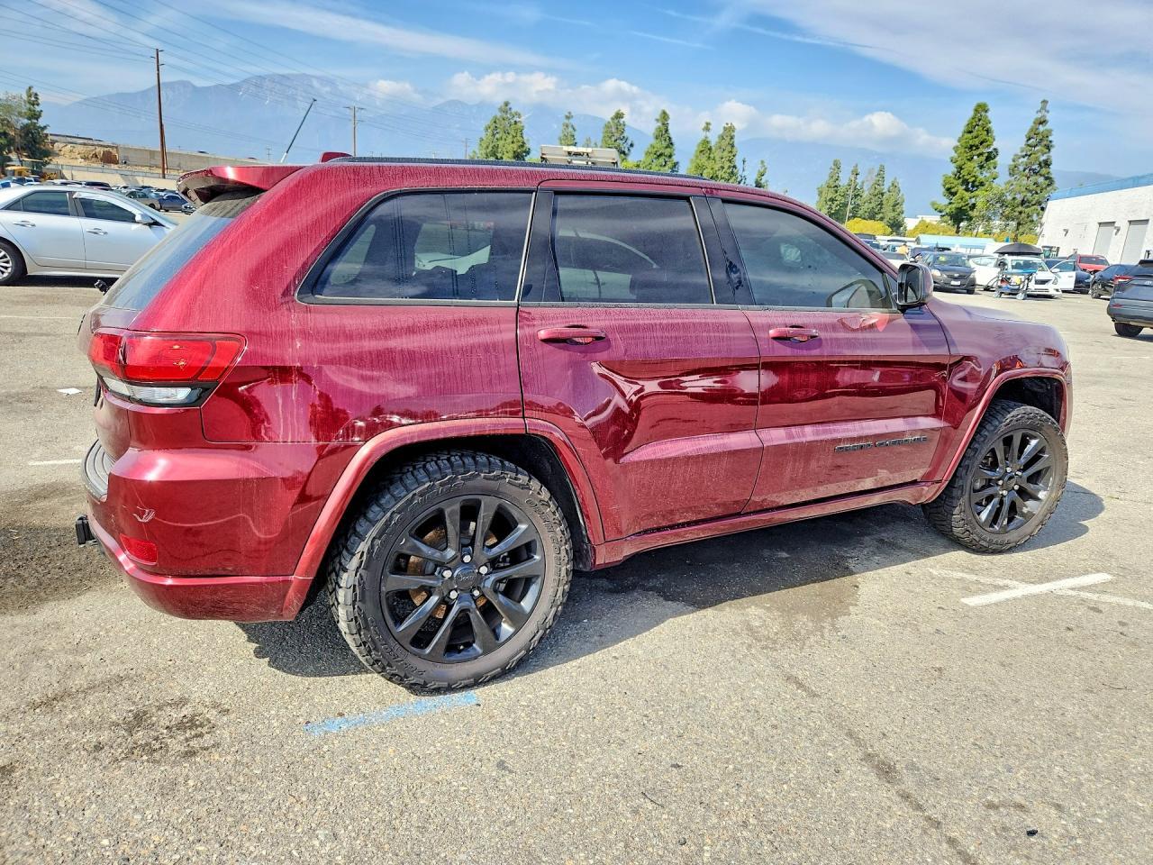 2017 Jeep Grand Cherokee Laredo - Image 3