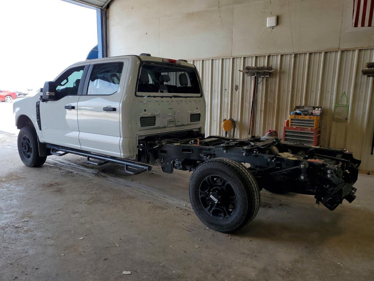 2025 Ford F250 Super Duty - Image 2