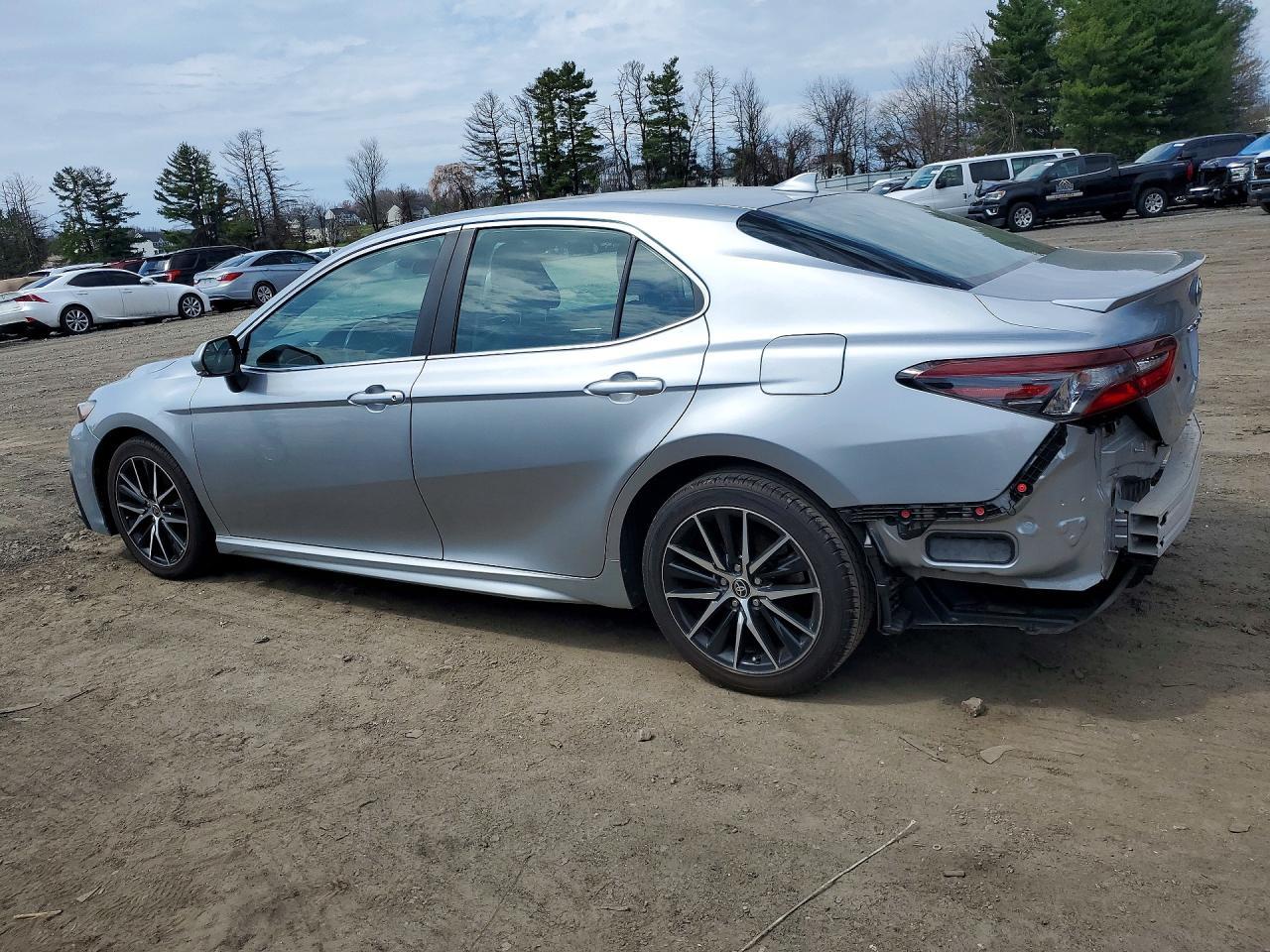 2022 Toyota Camry Se - Фото 2