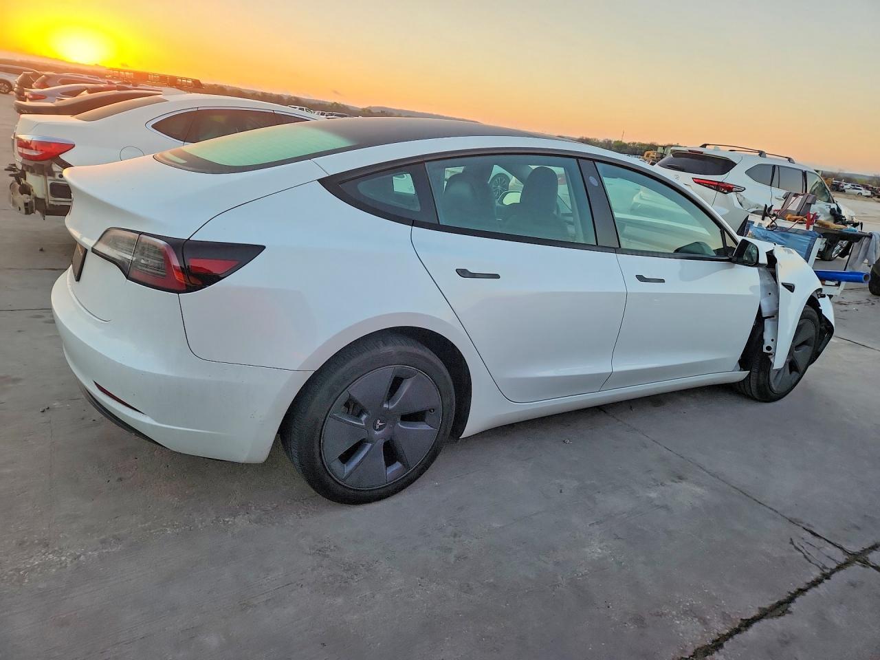 2023 Tesla Model 3 - Фото 3