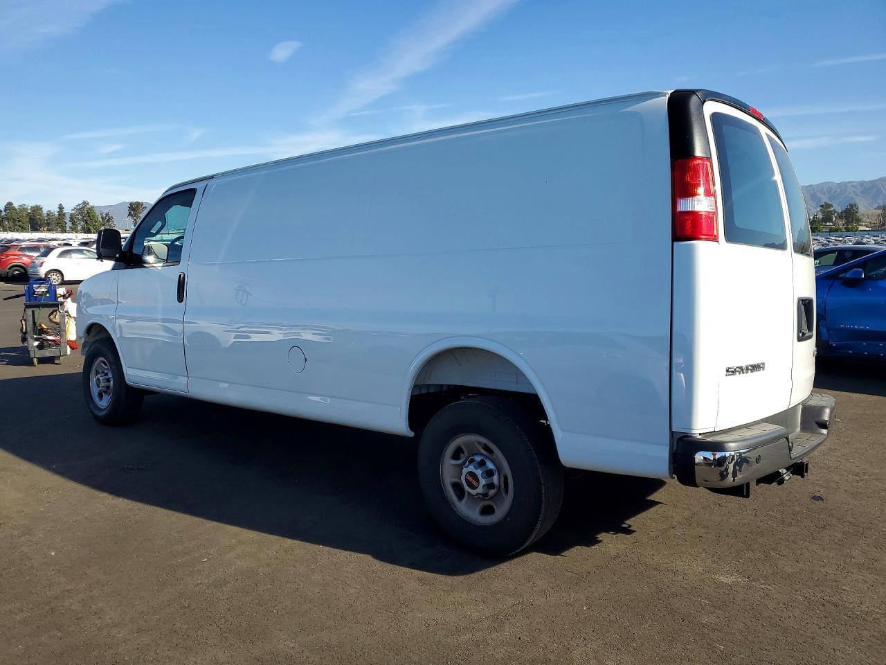 2025 GMC Savana G3500 - Фото 2