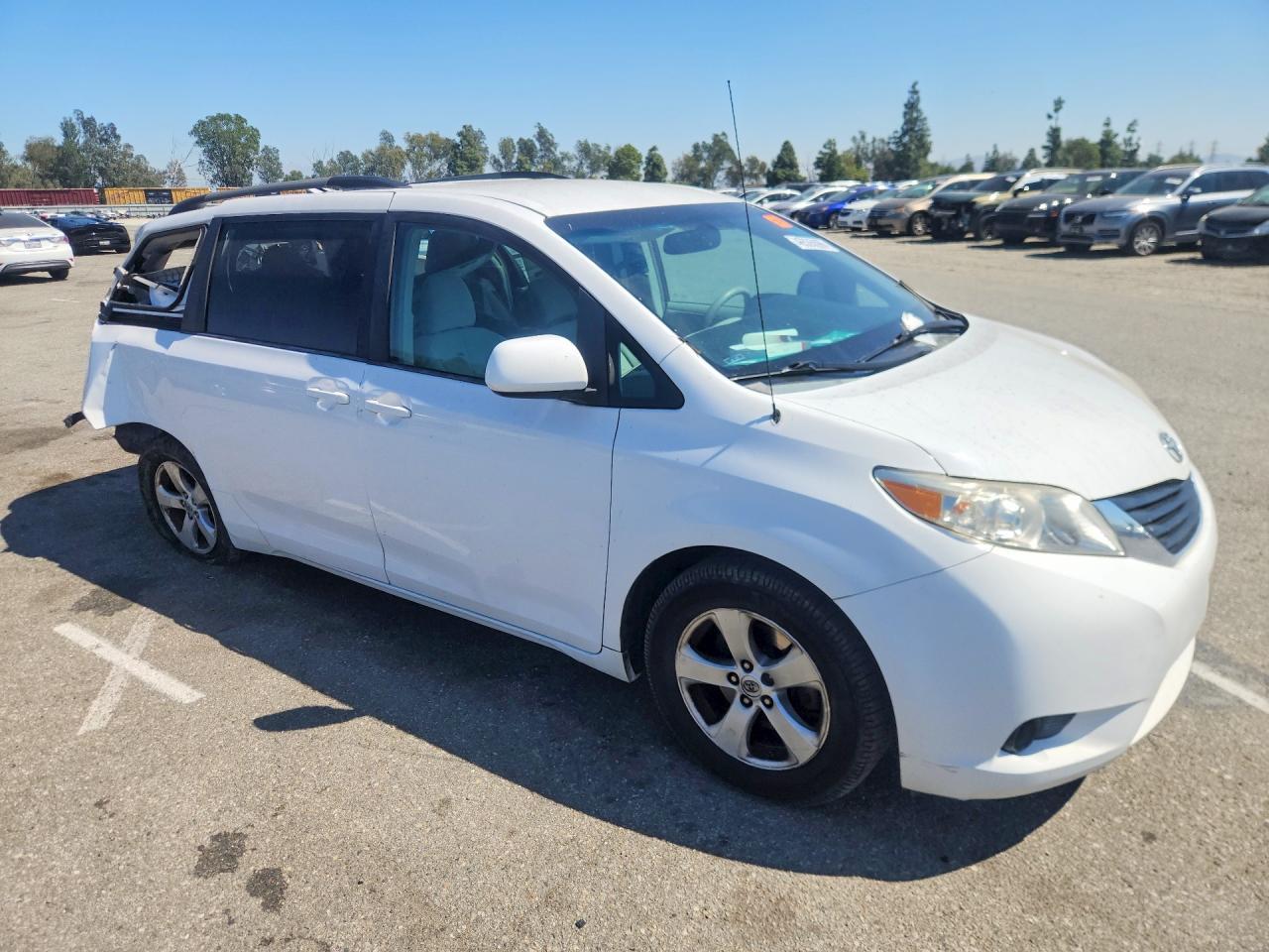 2014 Toyota Sienna Le 8-Passenger - Фото 4