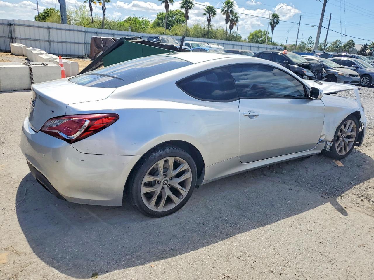 2014 Hyundai Genesis Coupe 3.8 Grand Touring - Image 3