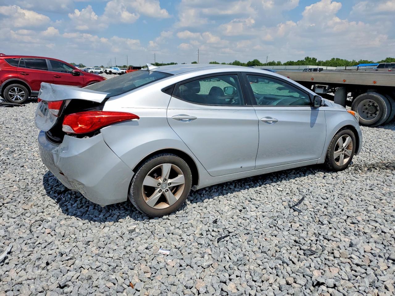 2013 Hyundai Elantra - Image 3