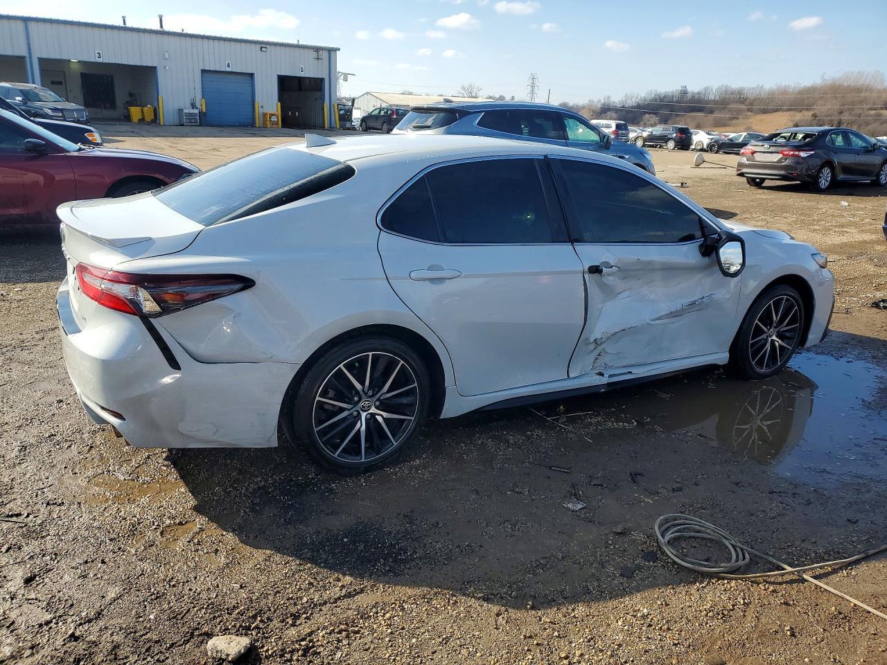 2024 Toyota Camry Se - Image 3