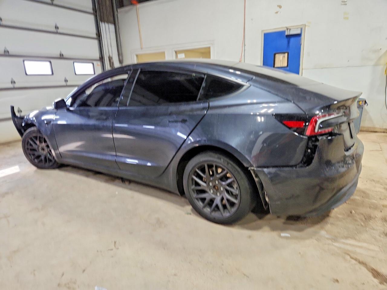 2025 Tesla Model 3 - Фото 2