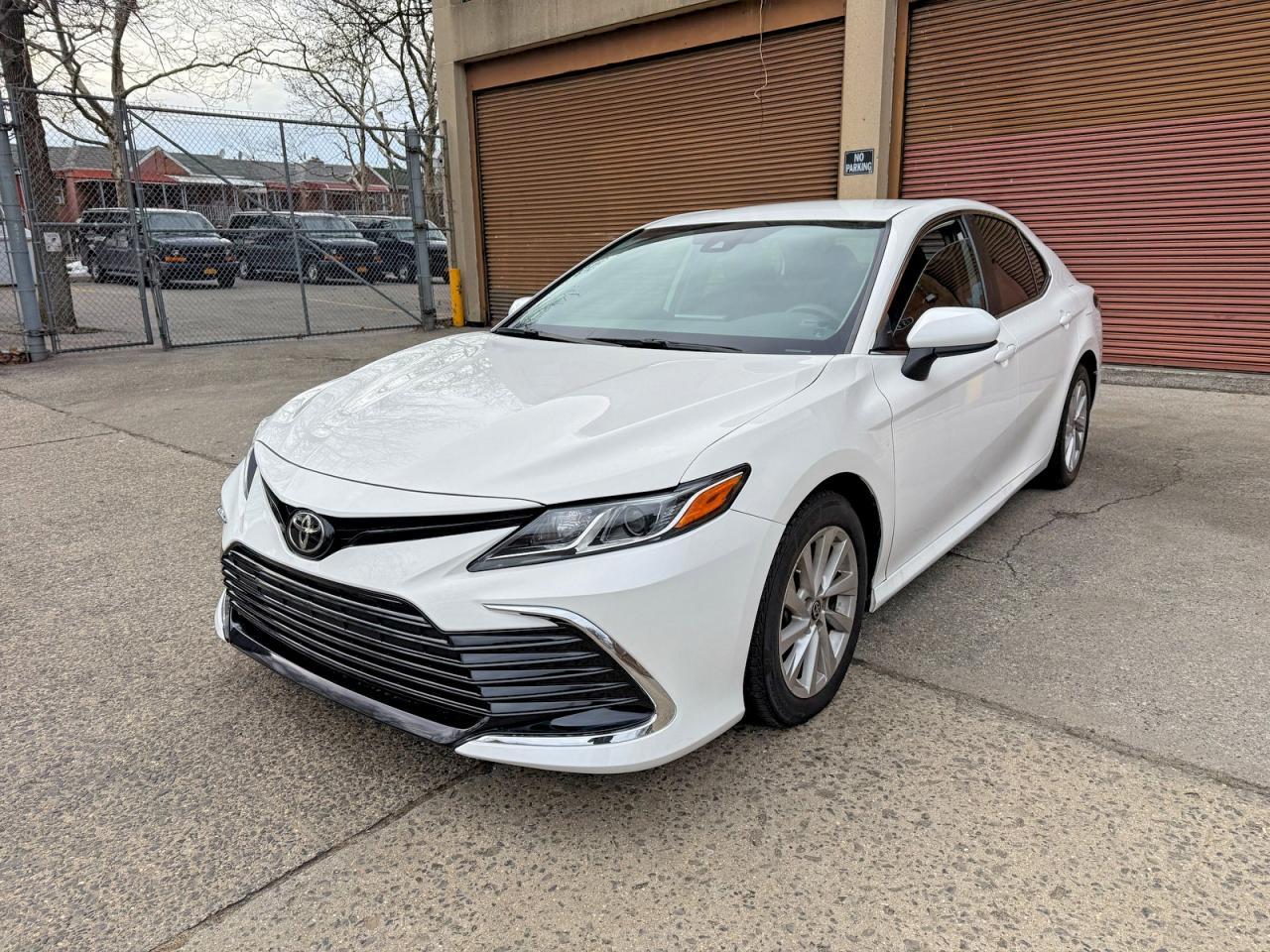 2021 Toyota Camry Le - Фото 2