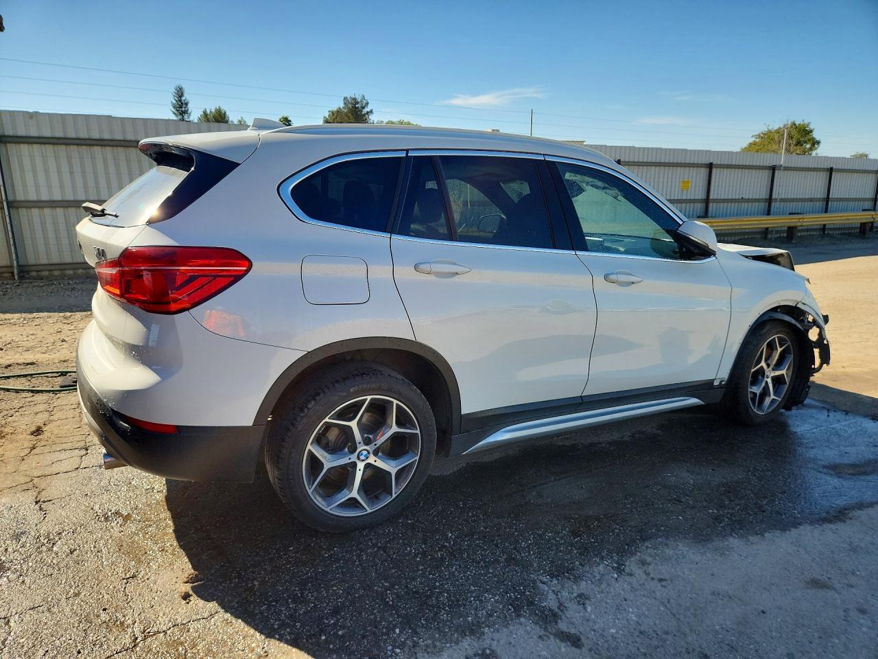 2017 BMW X1 Sdrive28I - Фото 3