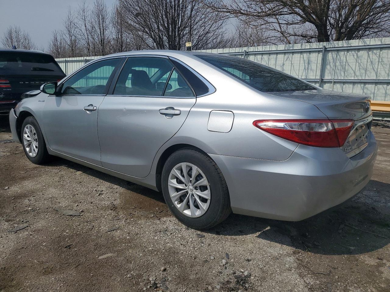 2015 Toyota Camry Hybrid Le - Image 2
