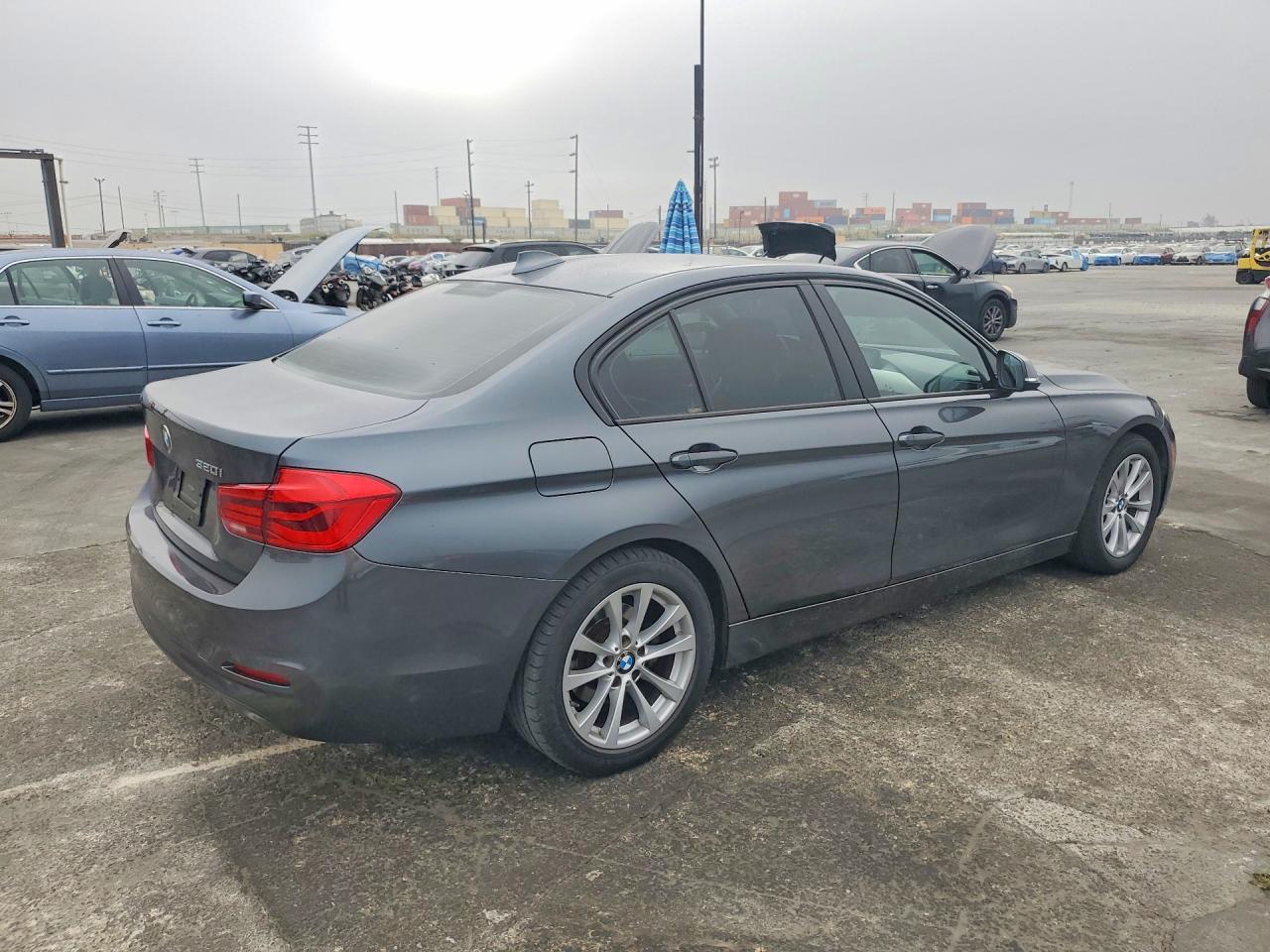 2017 BMW 320 - Image 3