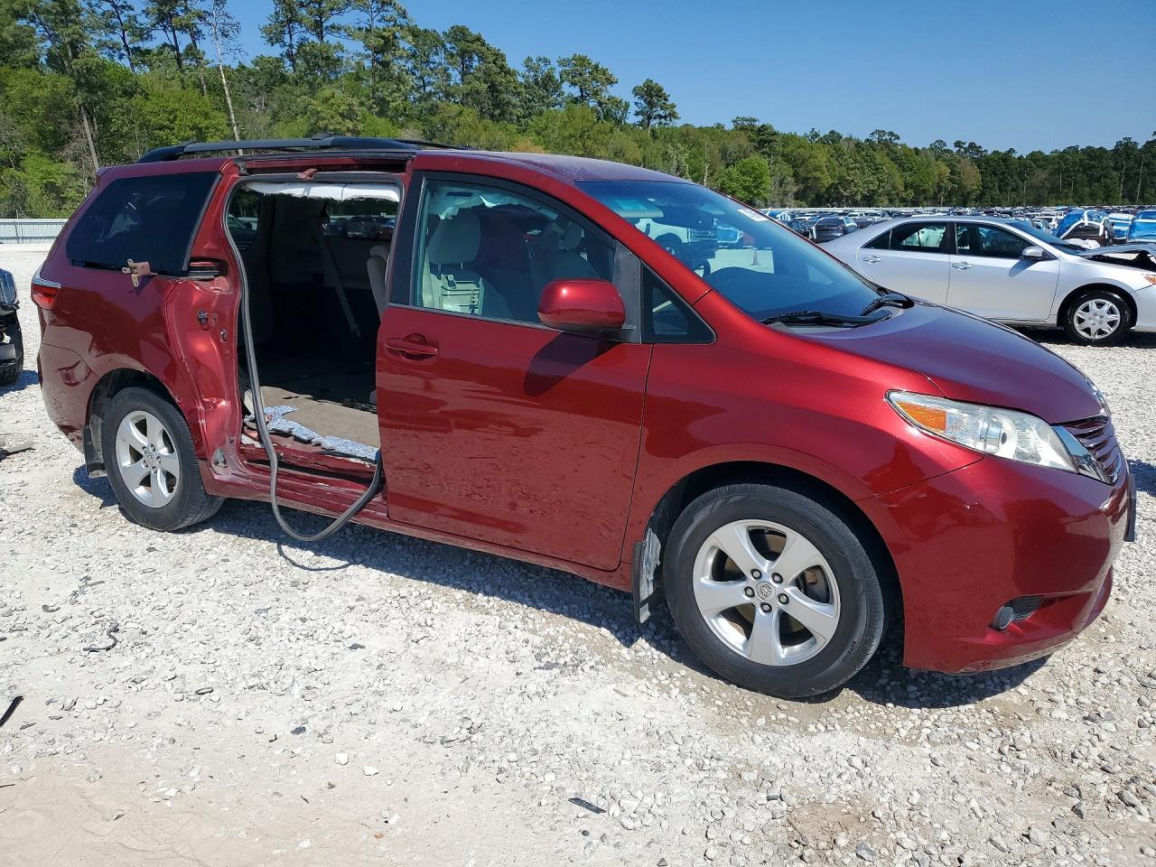 2016 Toyota Sienna Le 8-Passenger - Image 4
