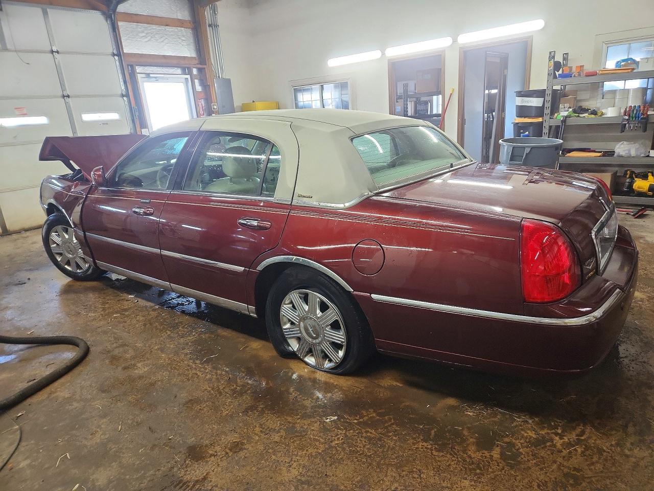 2004 Lincoln Town Car Ultimate - Фото 2
