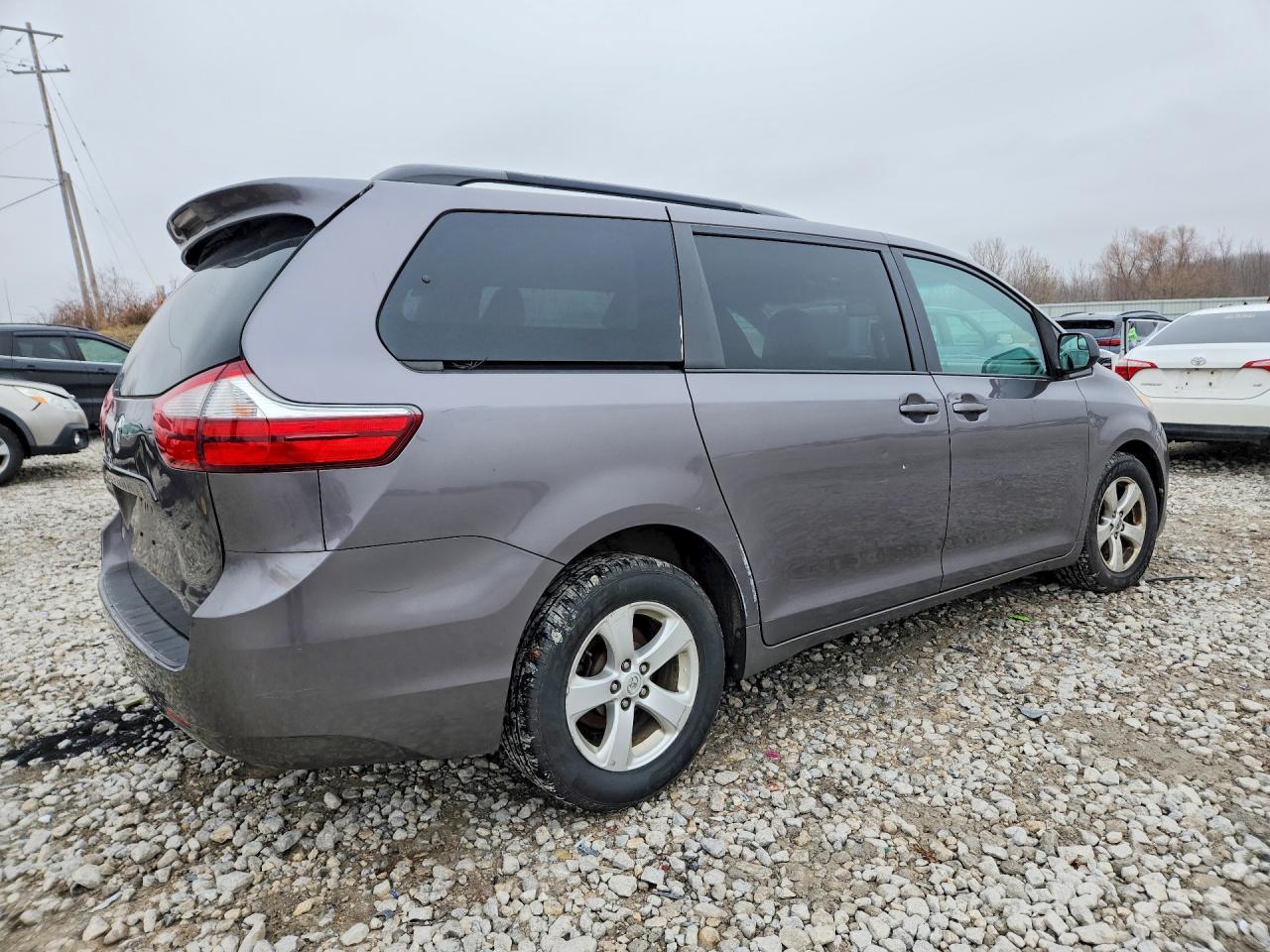 2015 Toyota Sienna Le 8-Passenger - Фото 3