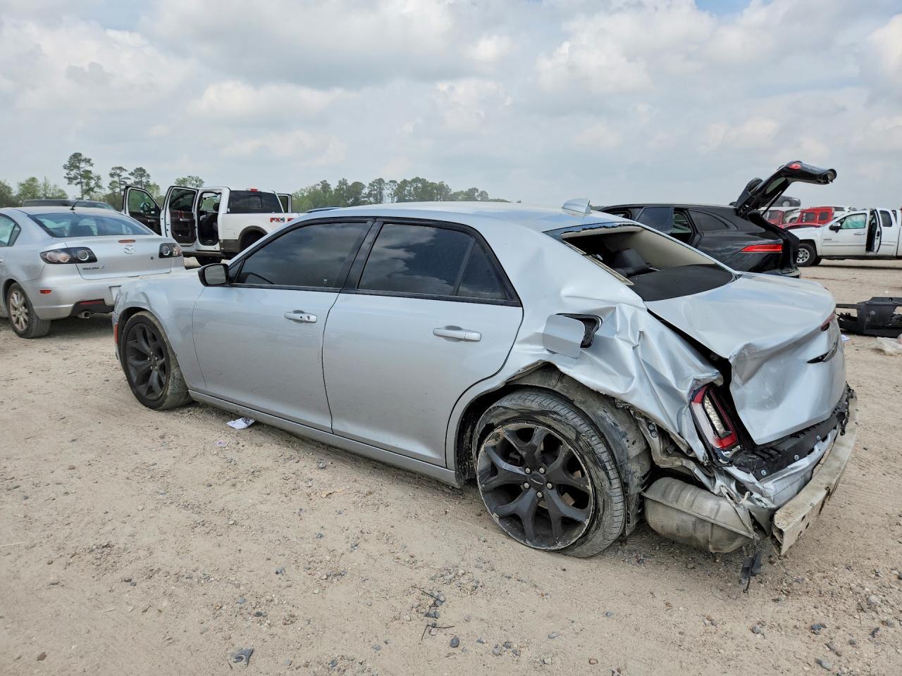 2022 Chrysler 300 Touring - Фото 2