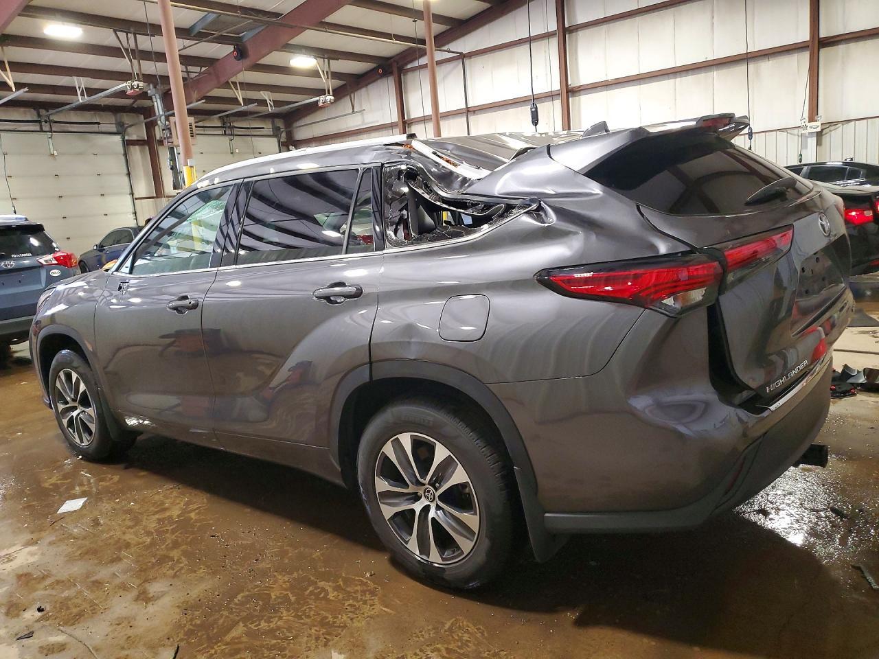 2022 Toyota Highlander Xle - Image 2