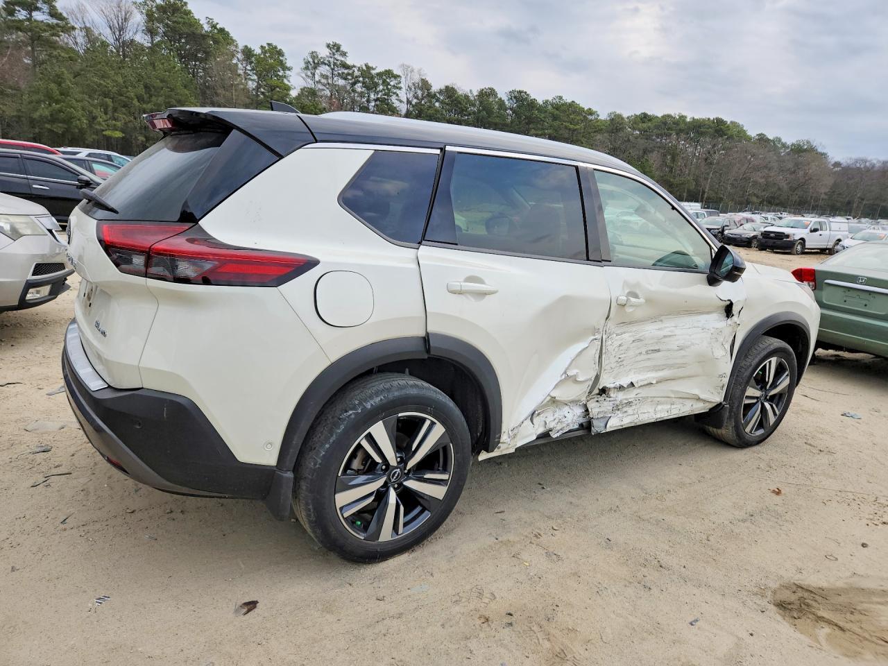 2023 Nissan Rogue Sl - Image 3
