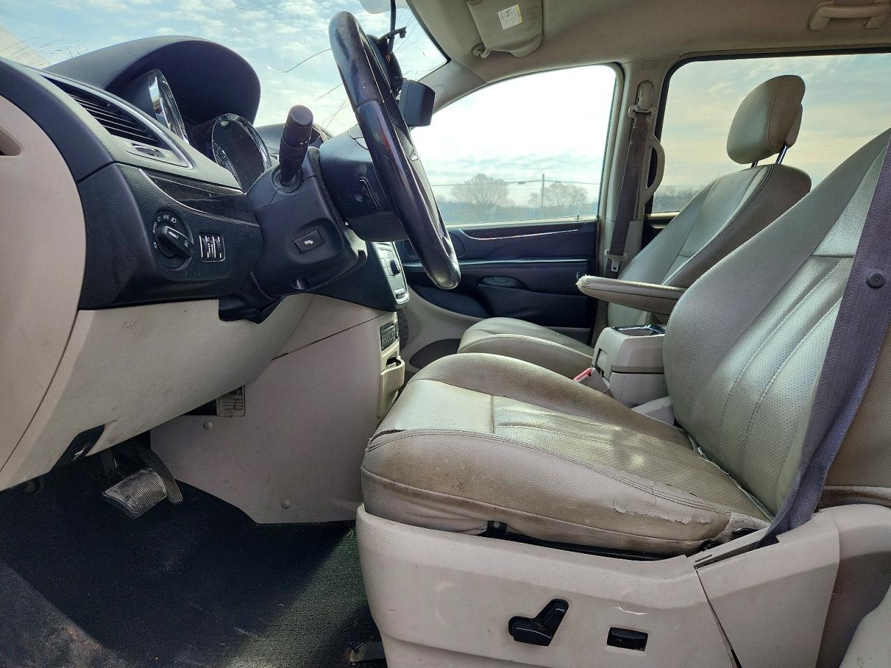 2012 Chrysler Town & Country Touring L - Фото 7