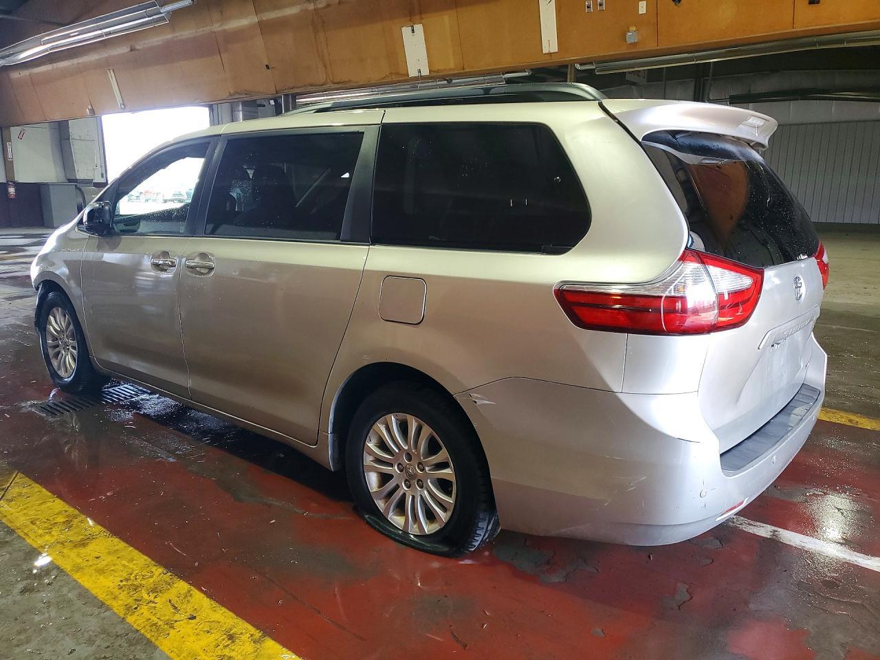 2015 Toyota Sienna Xle 8-Passenger - Image 2