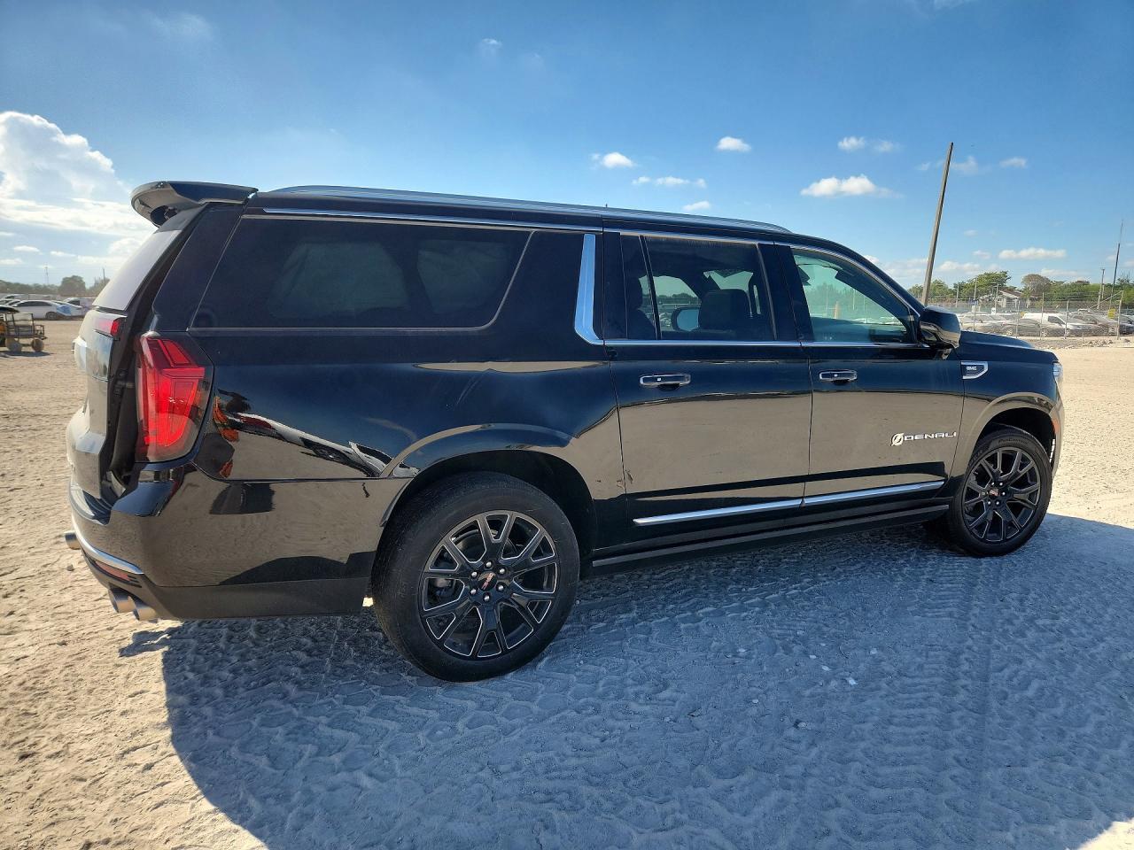 2023 GMC Yukon Xl Denali - Фото 3
