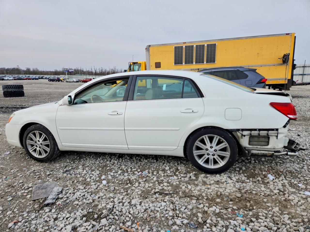 2007 Toyota Avalon - Image 2