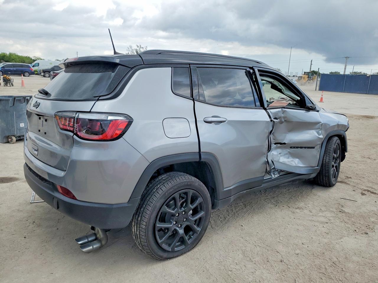 2022 Jeep Compass Latitude - Image 3
