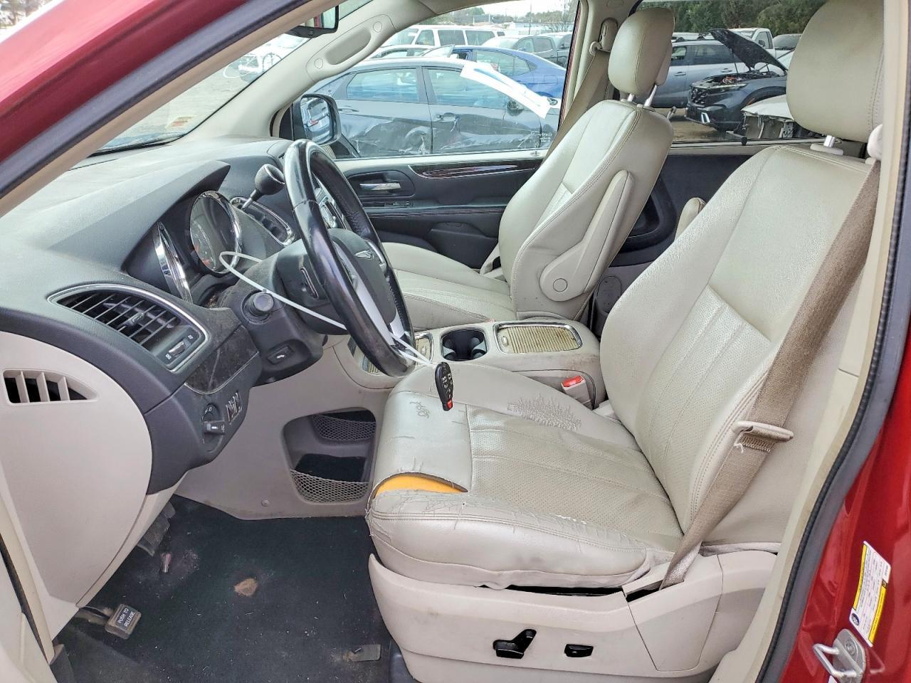 2013 Chrysler Town & Country Touring L - Фото 7