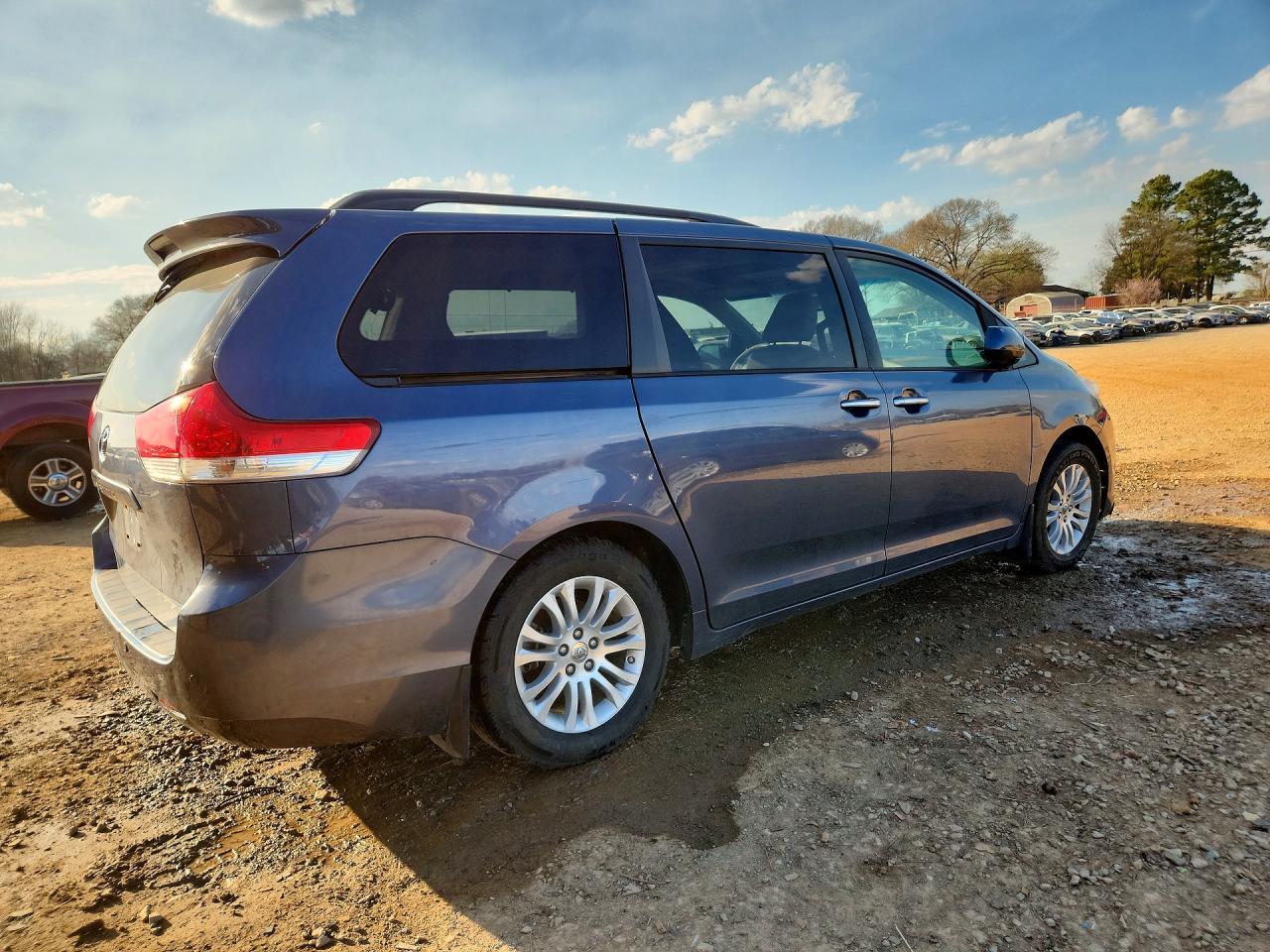 2014 Toyota Sienna Xle 8-Passenger - Image 3