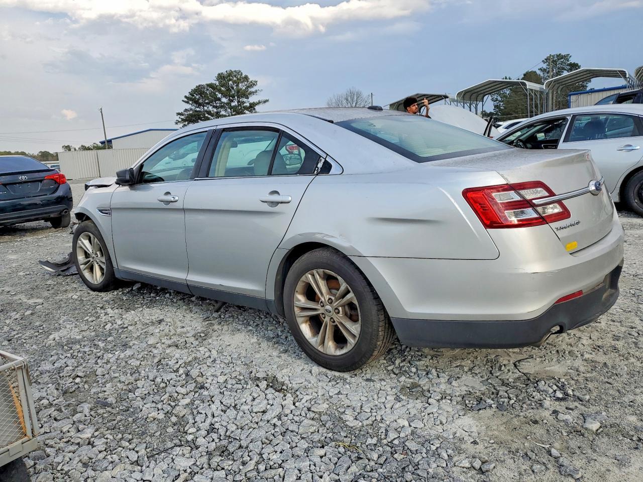 2015 Ford Taurus Se - Фото 2