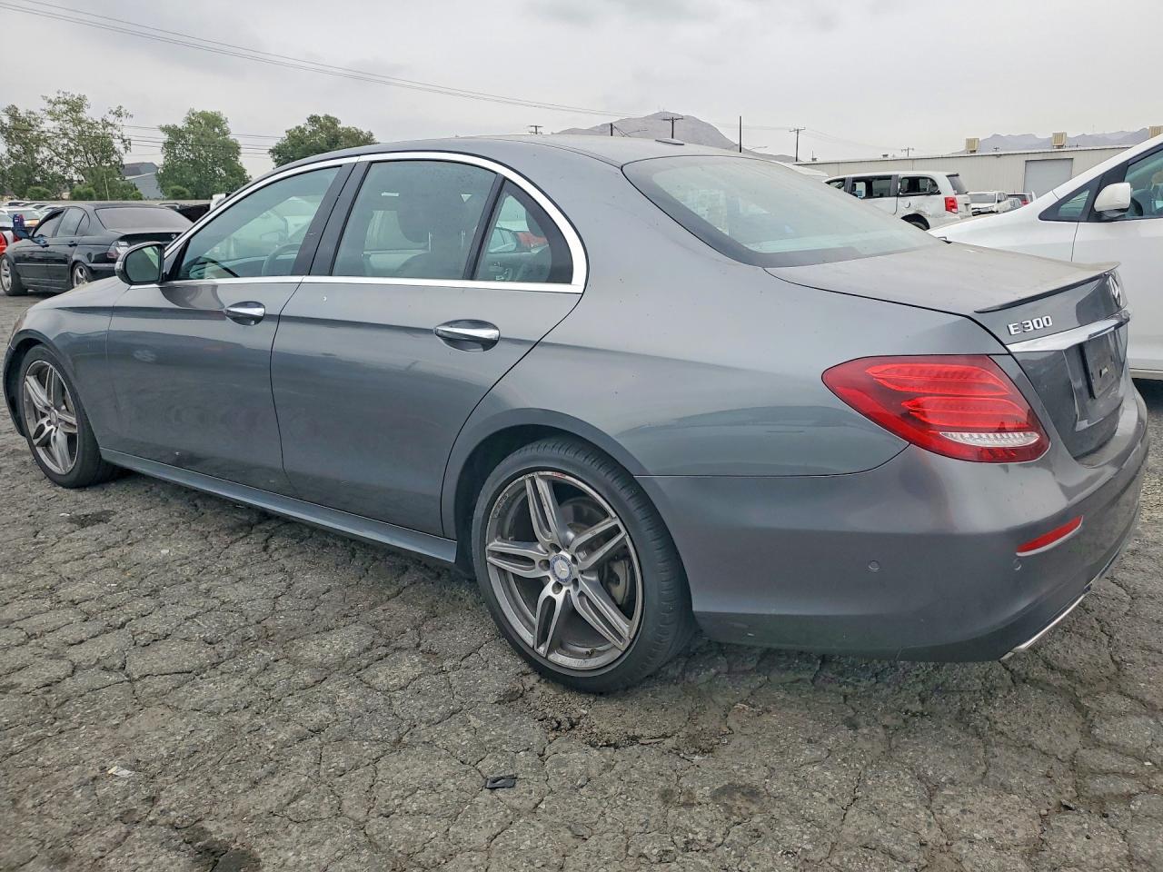 2017 Mercedes-Benz E 300 4Matic - Фото 2