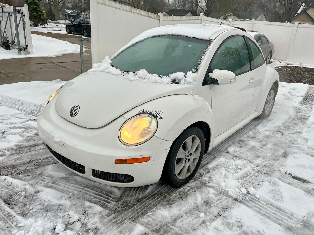 2010 Volkswagen New Beetle - Фото 2