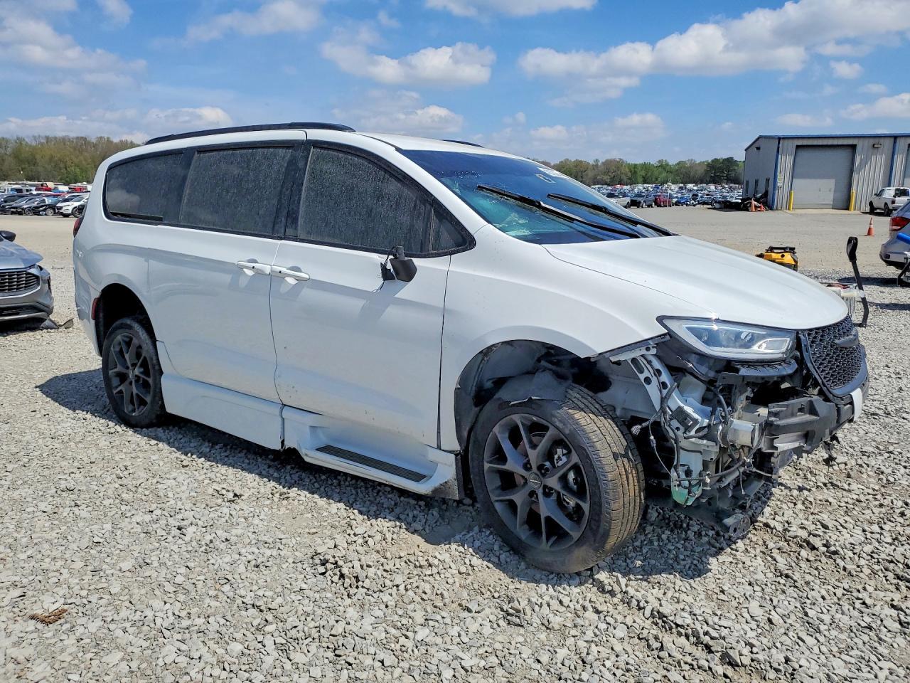 2023 Chrysler Pacifica Touring L - Image 4