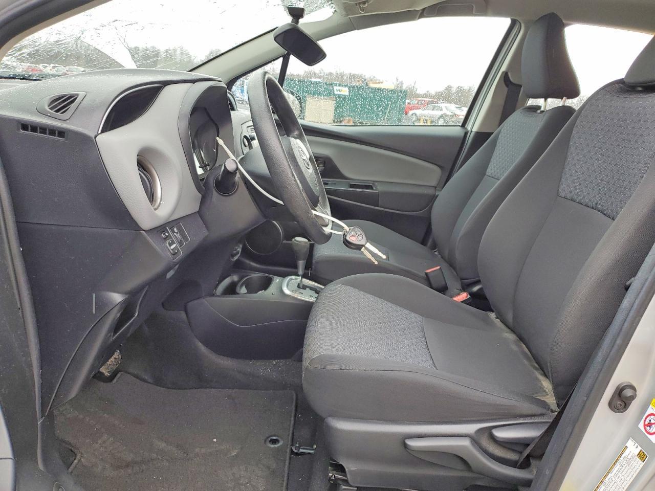 2015 Toyota Yaris 5-Door Le - Фото 7